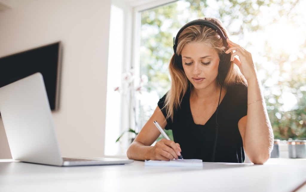 Mujer joven estudiando idiomas desde casa